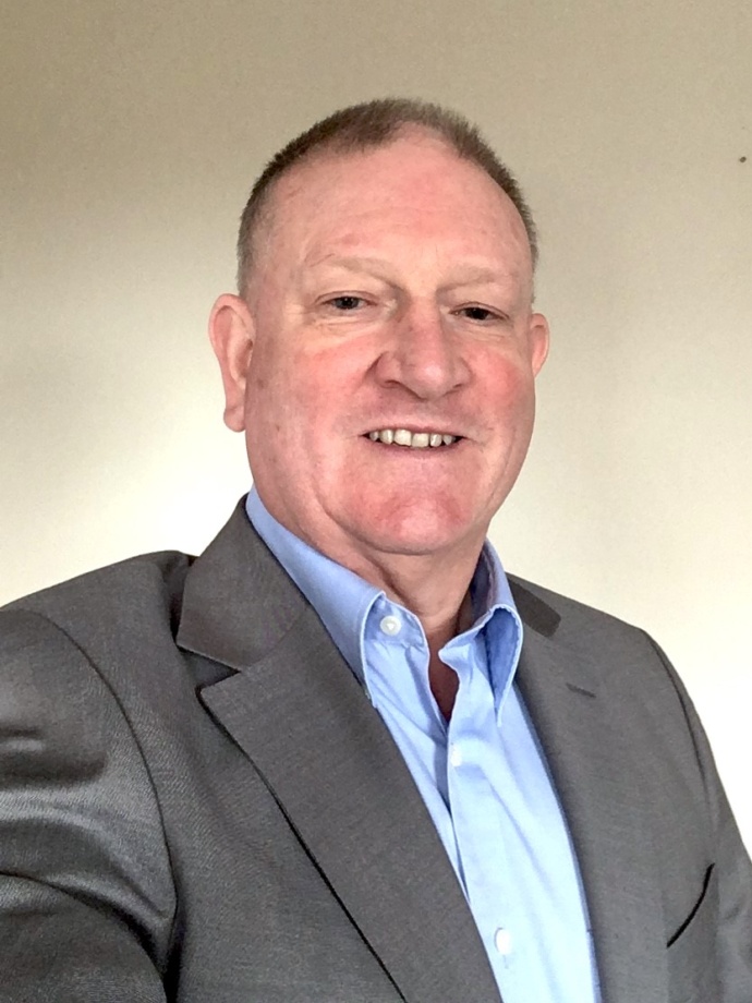 Profile picture of procurement consultant Steve Wallbank with a happy face.